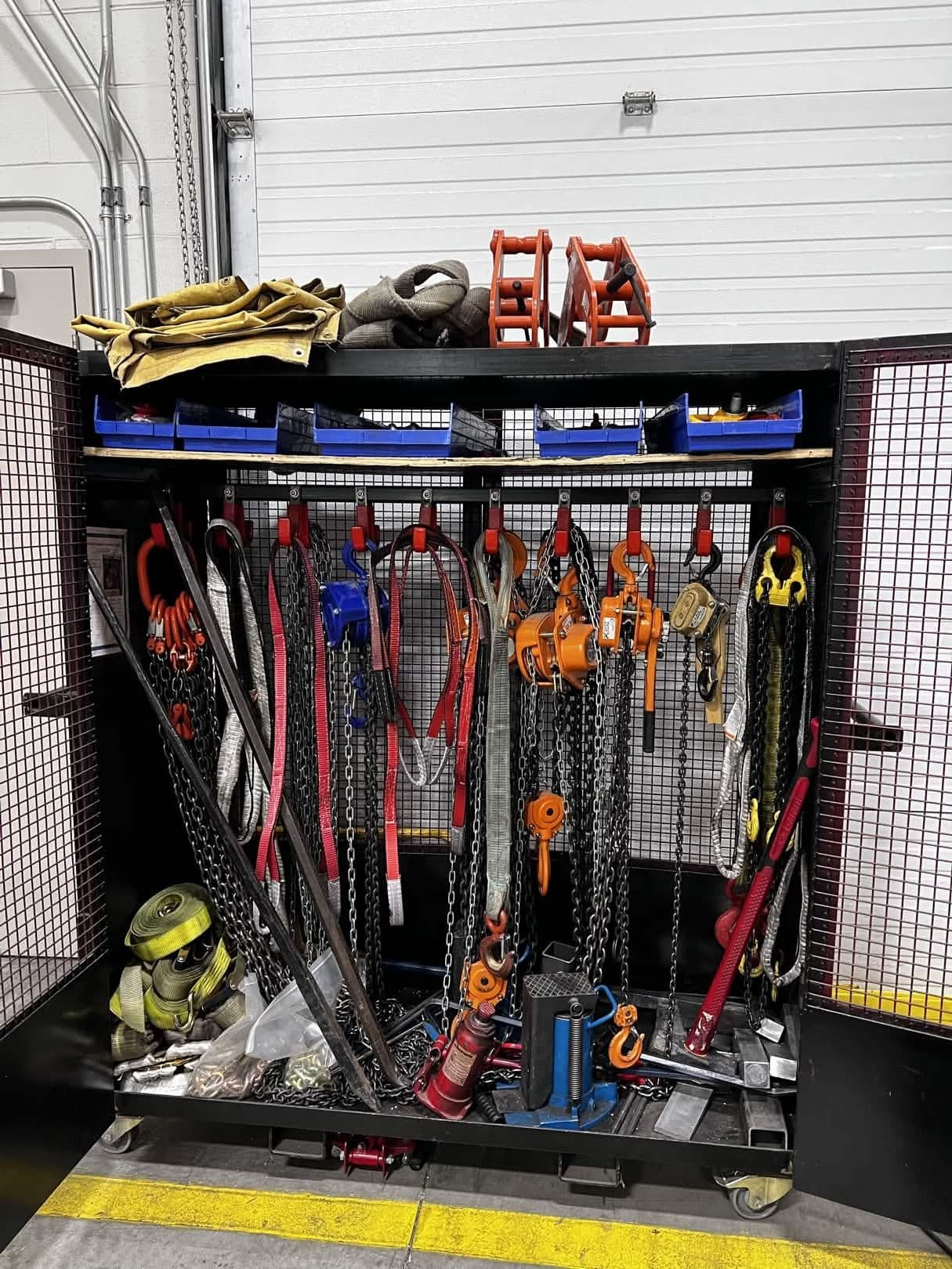 Équipements et accessoires de levage prêts pour inspection.